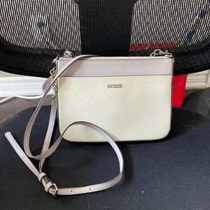 Excellent condition. Great for summer outfits. Only ship within Canada.